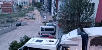 Eskişehir'de freni patlayan tır minibüse çarptı