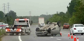 Akyazı'da kavşak kazası: Otomobil takla attı, sürücü yaralandı