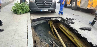 Şişli'de Yolda Meydana Gelen Çökme Sonucu 2 Araç Çukura Düştü