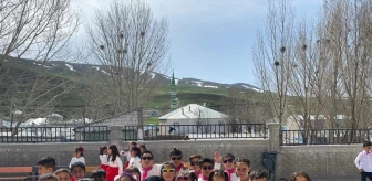 Van'daki çocuklar, Samsun'dan gelen kıyafetlerle 23 Nisan gösterilerine katıldı