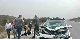 Eskişehir'de Tırın Dorsesine Çarpan Otomobil Sürücüsü Yaralandı