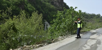 Trabzon'da kum yüklü tır uçuruma yuvarlandı, sürücü yaralandı