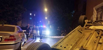 Üsküdar'da park halindeki araca çarpan otomobil takla attı, 1 kişi yaralandı
