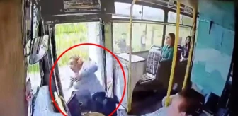 Kadın yolcu, kapısı açık otobüsten yola düştü