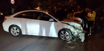Eskişehir'de alkollü sürücü makas atarken iki otomobile çarptı