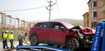 Bayburt'ta Otomobillerin Çarpıştığı Kaza Güvenlik Kamerasına Yansıdı