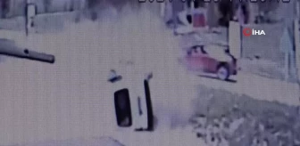 Bayburt'ta 4 kişinin yaralandığı trafik kazası güvenlik kamerasına yansıdı