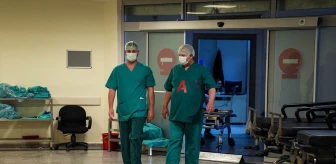 Beyin ve sinir cerrahı baba ile aynı alanda uzmanlaşan oğlu, hastanede birlikte görev yapıyor