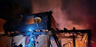 Sinop'un Boyabat ilçesinde bir ev yangında tamamen yandı