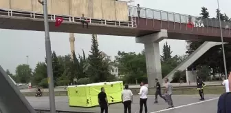 Benzin bidonuyla üst geçide çıkan şahıs gazeteciler tarafından ikna edildi