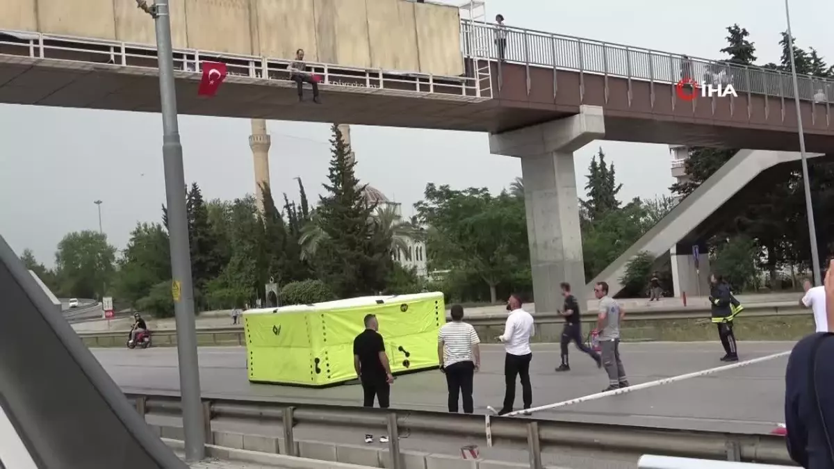 Benzin bidonuyla üst geçide çıkan şahıs gazeteciler tarafından ikna edildi