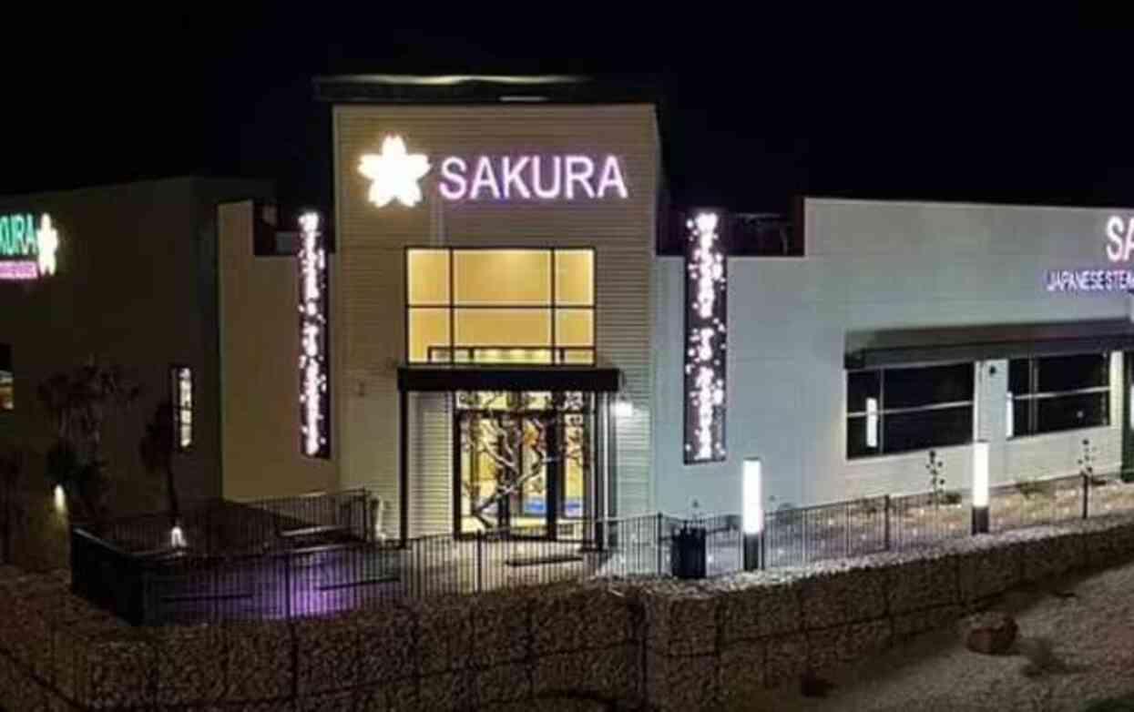 Eteği çok kısa olan genç kıza tepki göstermek için kızın eteğini aşağı çeken kadın, büyük tepki çekti Eteği çok kısa olan genç kıza tepki göstermek için kızın eteğini aşağı çeken kadın, büyük tepki çekti