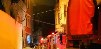 Fatih'te 4 katlı binada çıkan yangında 2 kişi yaralandı