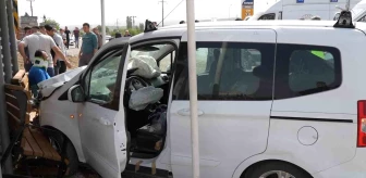 Kırıkkale'de 'evde sağlık hizmeti' aracıyla çarpışan hafif ticari araç yolcu durağına savruldu, 6 kişi yaralandı