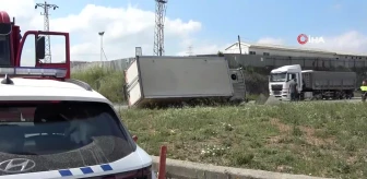 Sancaktepe'de kamyonete çarpmamak için manevra yapan kamyonet devrildi: 3 yaralı