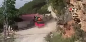 Antalya'da freni boşalan safari aracı boş eve böyle daldı