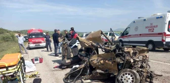 Balıkesir'de otomobil-tır çarpışması: Anne ve oğlu hayatını kaybetti