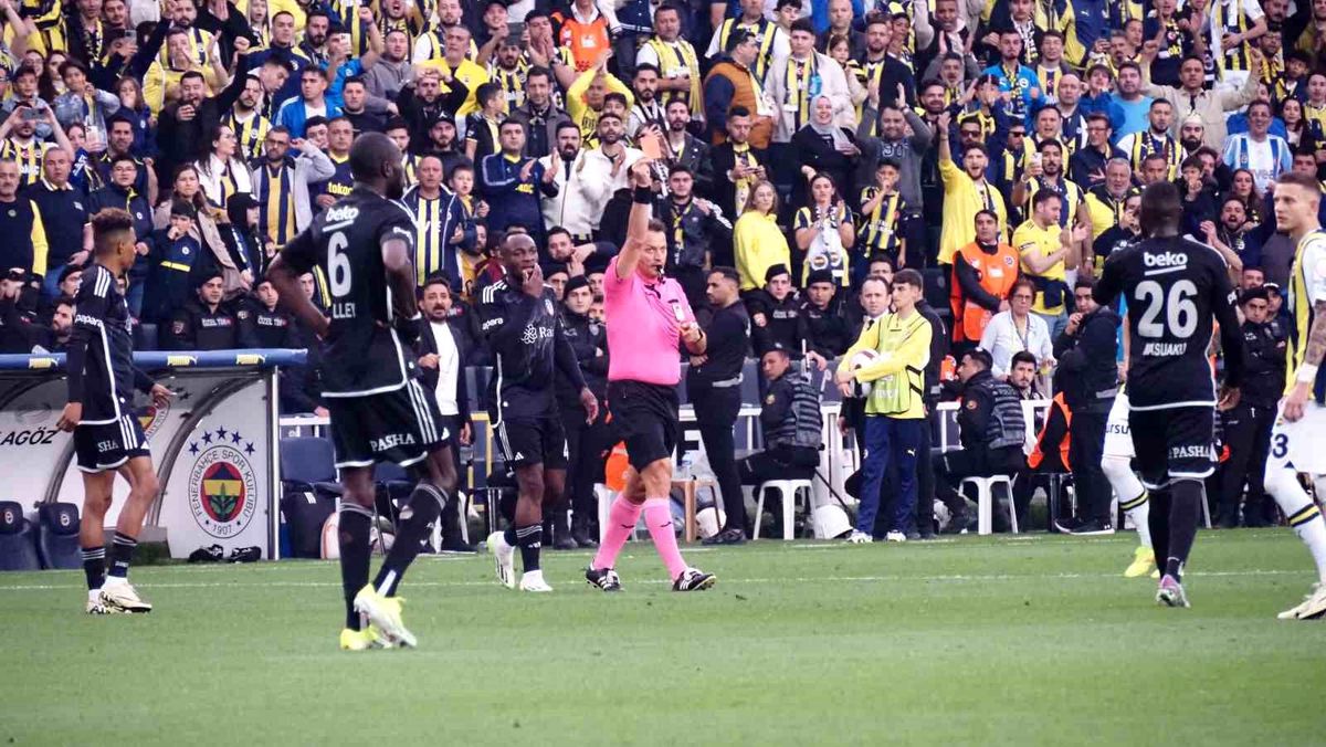 Beşiktaş, Fenerbahçe ve Galatasaray ile oynadığı derbilerde 3 kırmızı kart gördü