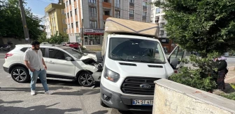 Gebze'de kamyonetle cip çarpıştı: 2 yaralı