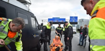 Hollanda'da İklim Aktivistlerinin Yol Kapatma Eylemi