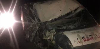 Konya'da minibüs tıra çarptı, 2 kişi yaralandı