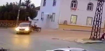Erzin'de motosikletin otomobile saplanması kamerada