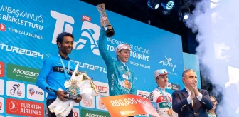 Cumhurbaşkanlığı Türkiye Bisiklet Turu'nda Kazanan Sporcular Ödüllerini Aldı