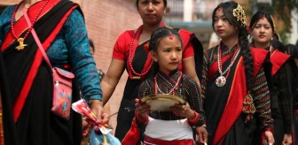 Nepal'de düzenlenen Lava Jatra Festivali kutlamaları