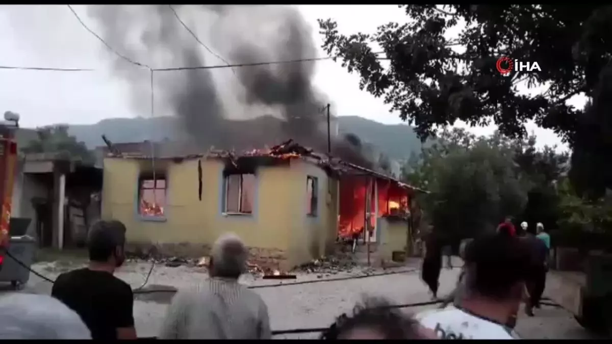 Elektrik kontağından çıkan yangın evi küle çevirdi