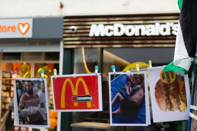 Hollanda'da McDonald's şubeleri önünde İsrail protestosu Hollanda'da McDonald's şubeleri önünde İsrail protestosu