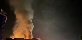 İzmir Kemeraltı'ndaki İş Merkezinde Yangın Kontrol Altına Alındı