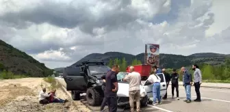 Başkentte karşı şeride geçen otomobilin pikapla çarpıştığı kazada 4 kişi yaralandı