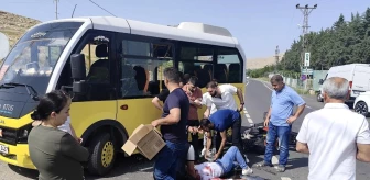 Mardin'in Nusaybin ilçesinde minibüs ile motosiklet çarpışması sonucu 3 kişi yaralandı