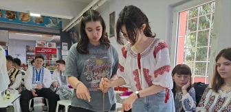 Romanyalı öğrenciler Türk el sanatlarından ebruyu deneyimledi