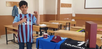 Trabzonspor Kulübü, çocuk taraftarı sevindirdi