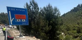 Antalya'da Hafif Ticari Araç Devrildi: 1 Ölü, 2 Yaralı