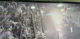 Bağcılar'da sokak ortasında bıçaklı ve silahlı saldırı kamerada