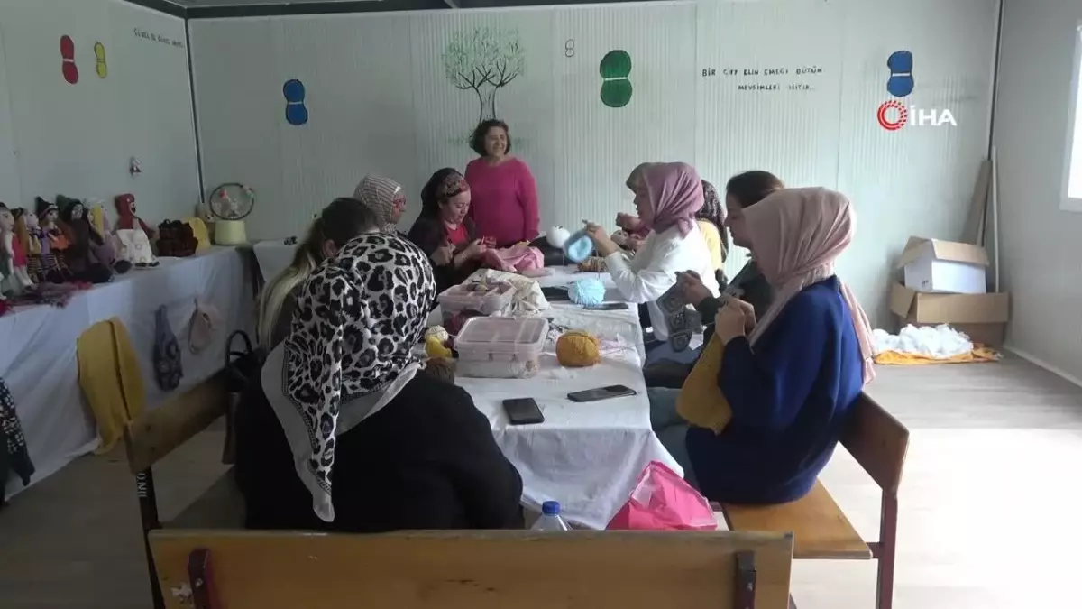 Depremzede Kadınların Elinden Çıkan Amigurumi Bebekler, 300 ile Bin 300 TL Arasında Alıcı Buluyor