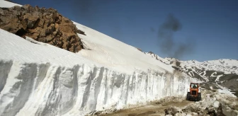 Hakkari'de 5 Metre Kar Kalınlığına Ulaşan Yol Açılıyor