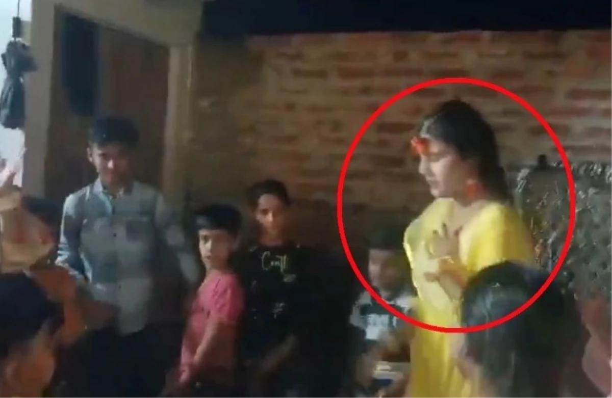 Hindistan'da düğünde dans eden genç kız, aniden yere yığılıp hayatını kaybetti