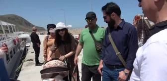 İranlı turizmciler Akdamar Adası'na hayran kaldı