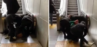 Polisin metroda kimlik sorduğu kadın birden soyunmaya başladı