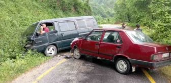 Sakarya'da otomobil ile minibüsün kafa kafaya çarpışması sonucu 3 kişi yaralandı