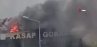 Sultangazi'de restoranın çatısında çıkan yangın büyük zarara yol açtı