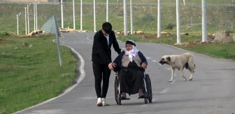 70 yaşındaki Cevahir Bingöl, akülü tekerlekli sandalyesiyle köyünü gezdi