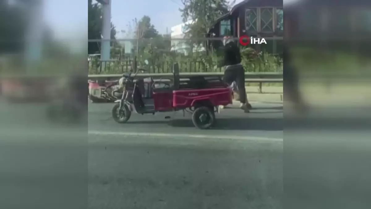 Yol kenarında boks maçını andıran görüntüler kamerada