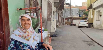 83 yaşındaki Fatma teyze, çevreye örnek oluyor