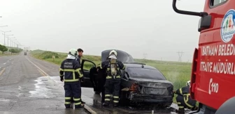 Batman'da seyir halindeki otomobil alev alev yandı