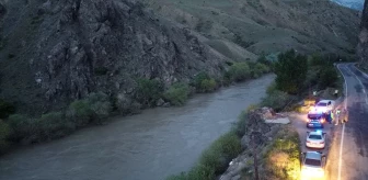 Erzincan'da araç Karasu Nehri'ne devrildi, sürücü yüzerek kurtuldu