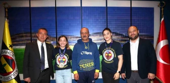 Fenerbahçe Başkanı Ali Koç, Büyükler Avrupa Boks Şampiyonası'nda Madalya Kazanan Boksörlerle Buluştu